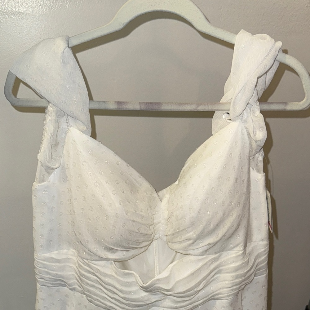 Elegant White Dress - Picture 2 of 8